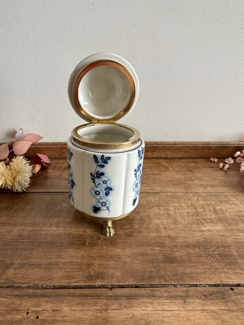 Pot en porcelaine peinte cerclé de laiton sur pieds