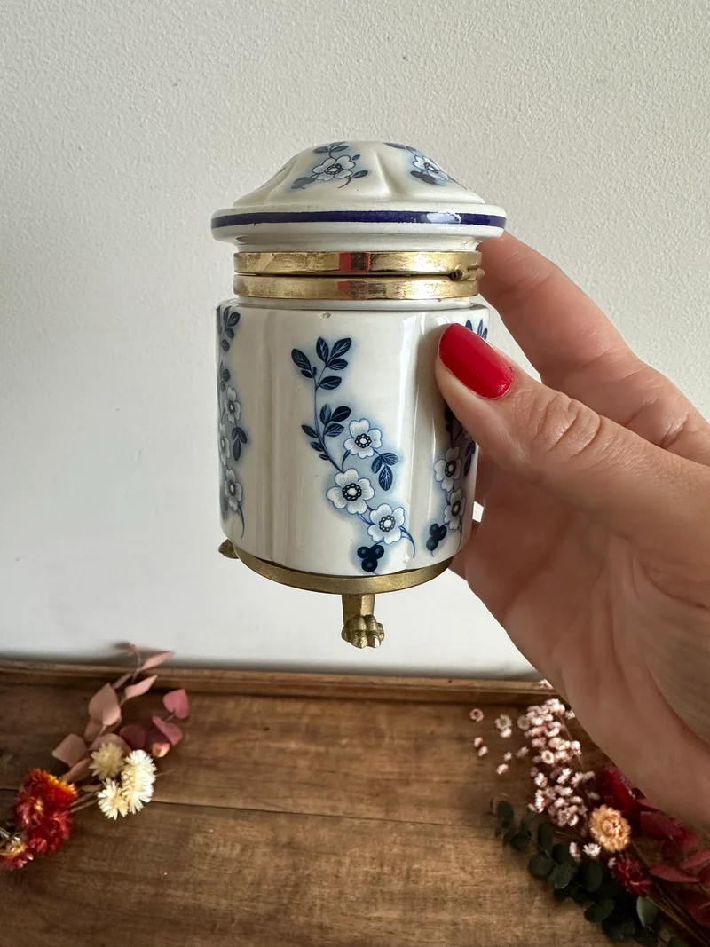 Pot en porcelaine peinte cerclé de laiton sur pieds