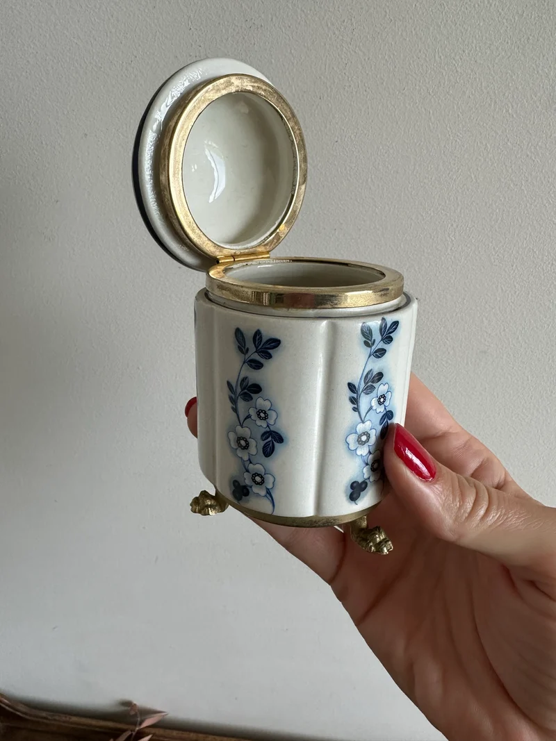 Pot en porcelaine peinte cerclé de laiton sur pieds