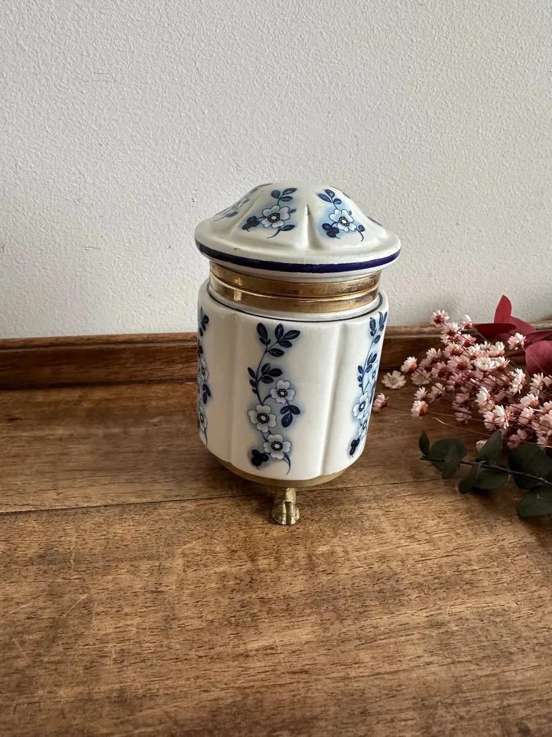 Pot en porcelaine peinte cerclé de laiton sur pieds