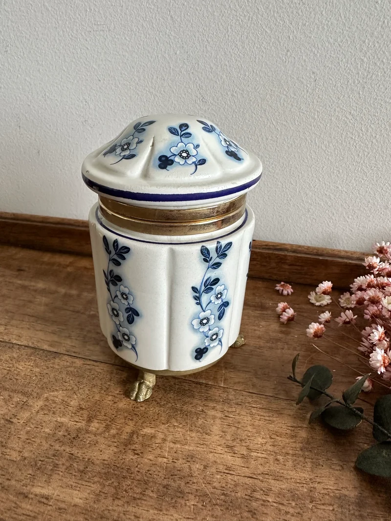 Pot en porcelaine peinte cerclé de laiton sur pieds