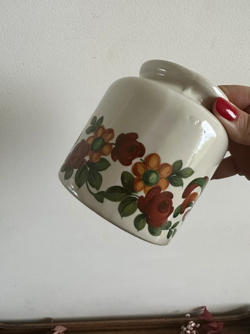 Pot en grès vernis décoré à la main années 60