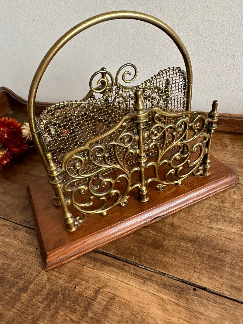 Porte courrier en bois et métal doré
