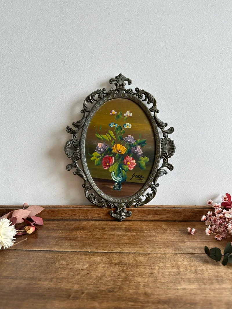 Peinture signée bouquet de fleurs dans cadre en métal dentelé