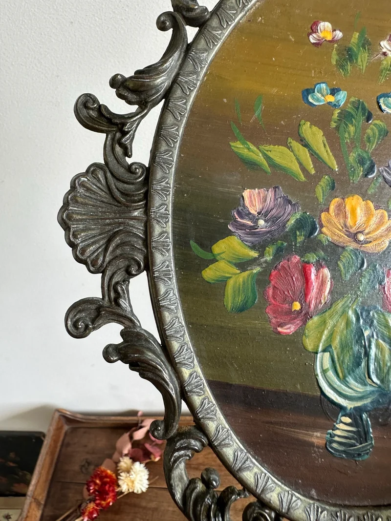 Peinture signée bouquet de fleurs dans cadre en métal dentelé