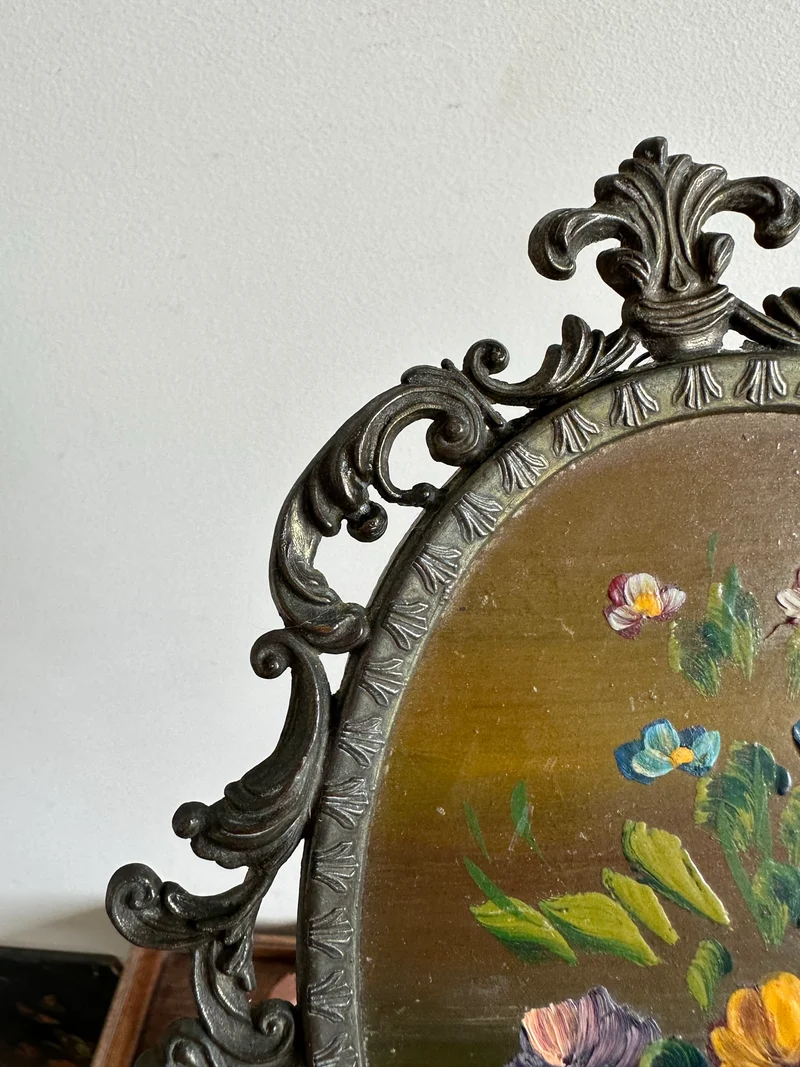 Peinture signée bouquet de fleurs dans cadre en métal dentelé
