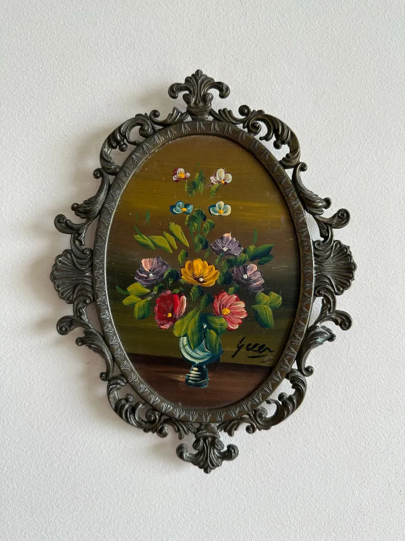 Peinture signée bouquet de fleurs dans cadre en métal dentelé
