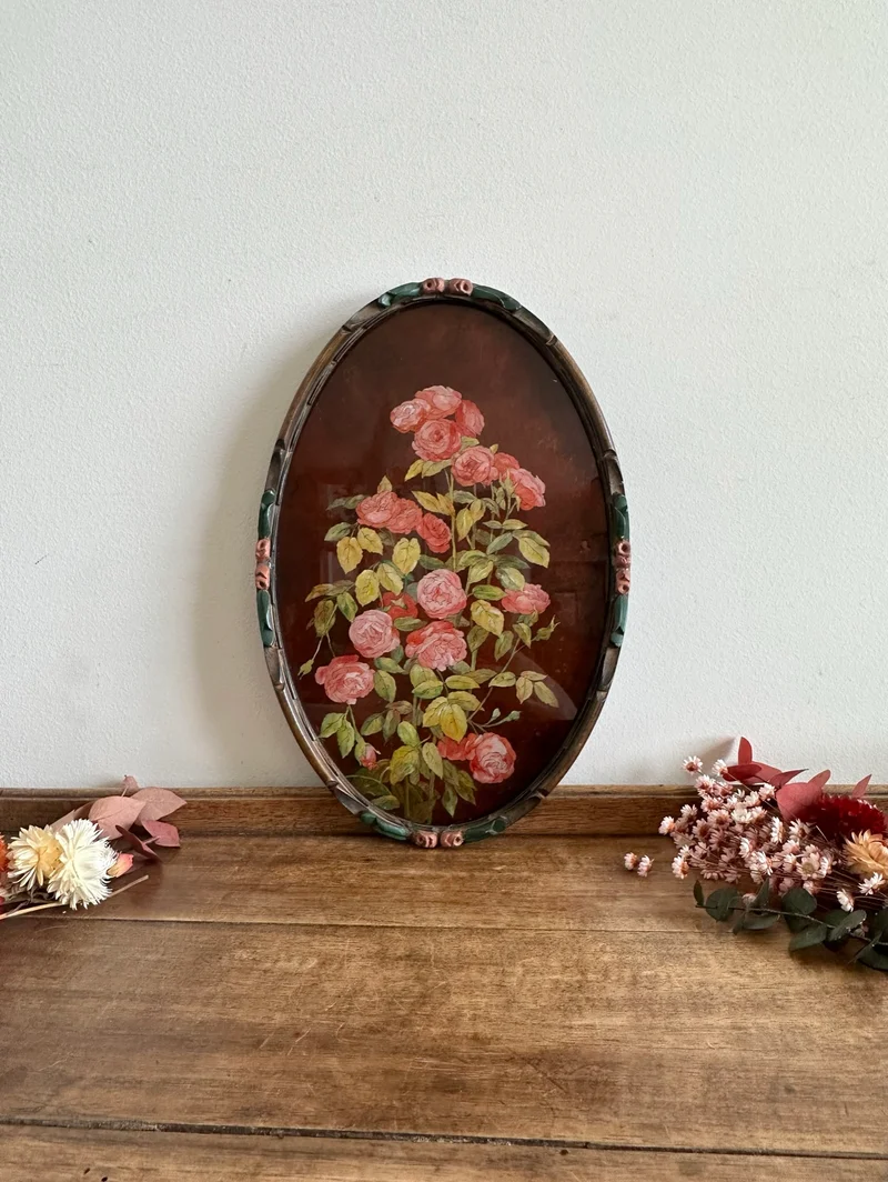 Peinture de roses reflets dorés signée dans cadre sculpté