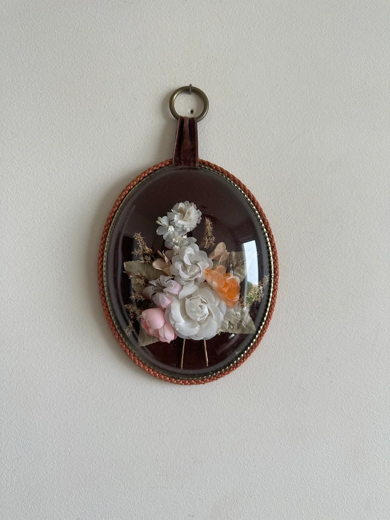 Fleurs en tissu sous verre bombé fond en velours violet