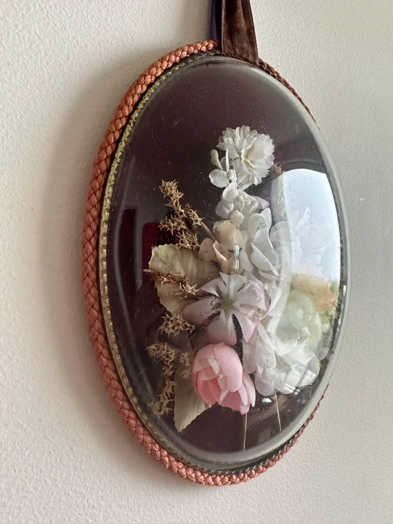 Fleurs en tissu sous verre bombé fond en velours violet