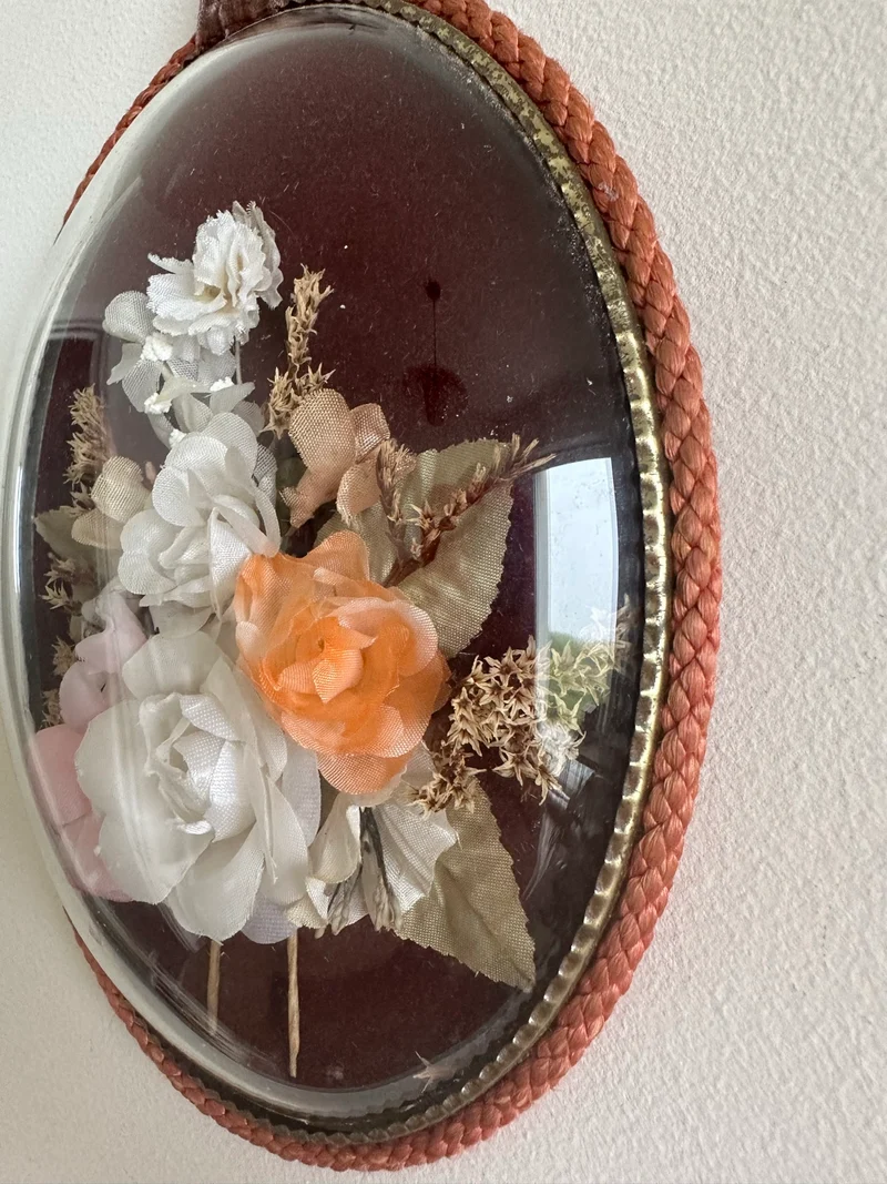 Fleurs en tissu sous verre bombé fond en velours violet