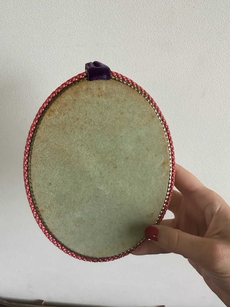Fleurs en tissu sous verre bombé fond en velours violet