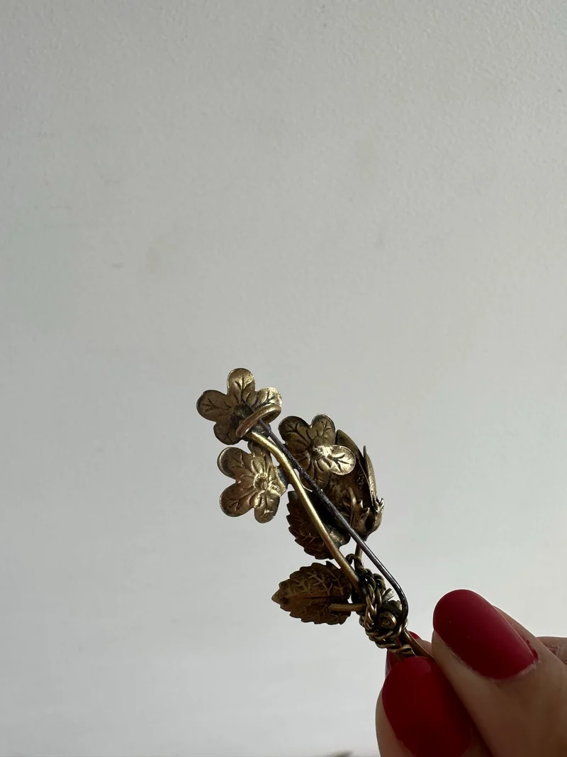 Broche en métal doré bouquet de fleurs
