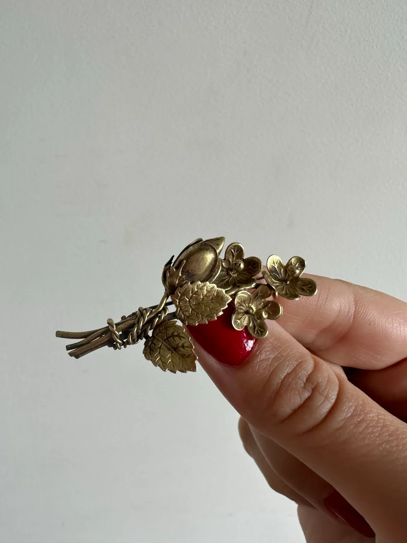 Broche en métal doré bouquet de fleurs