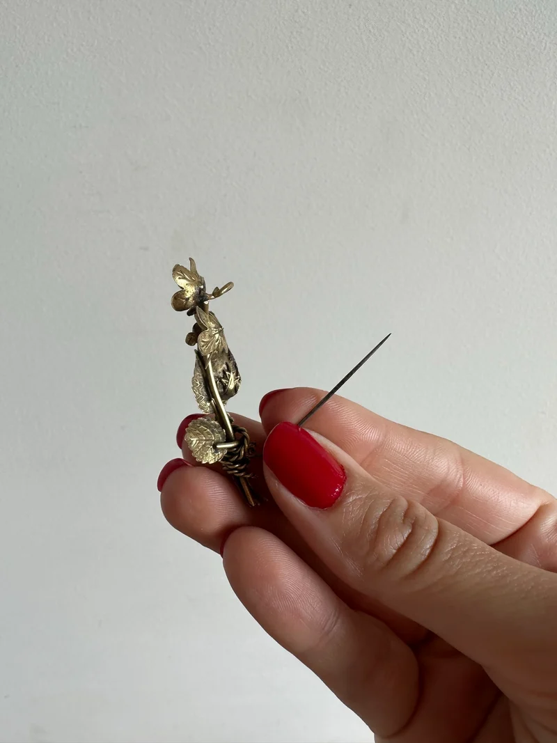 Broche en métal doré bouquet de fleurs