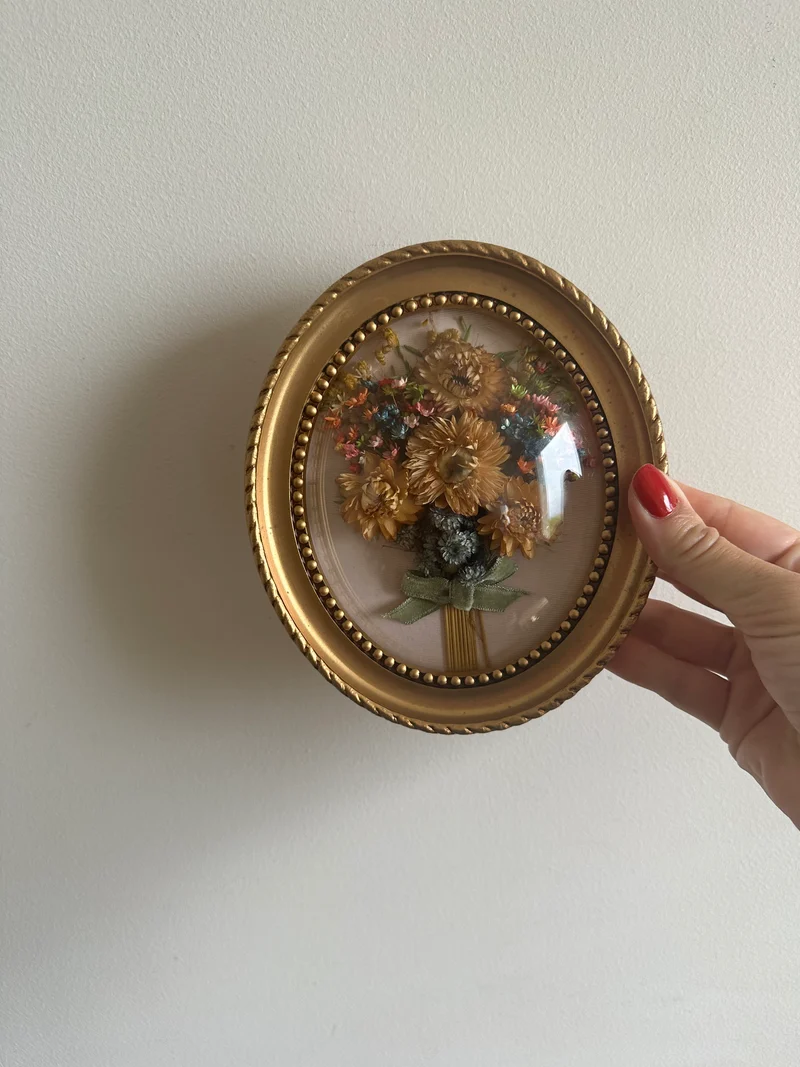 Bouquet de fleurs séchées encadré sous verre bombé