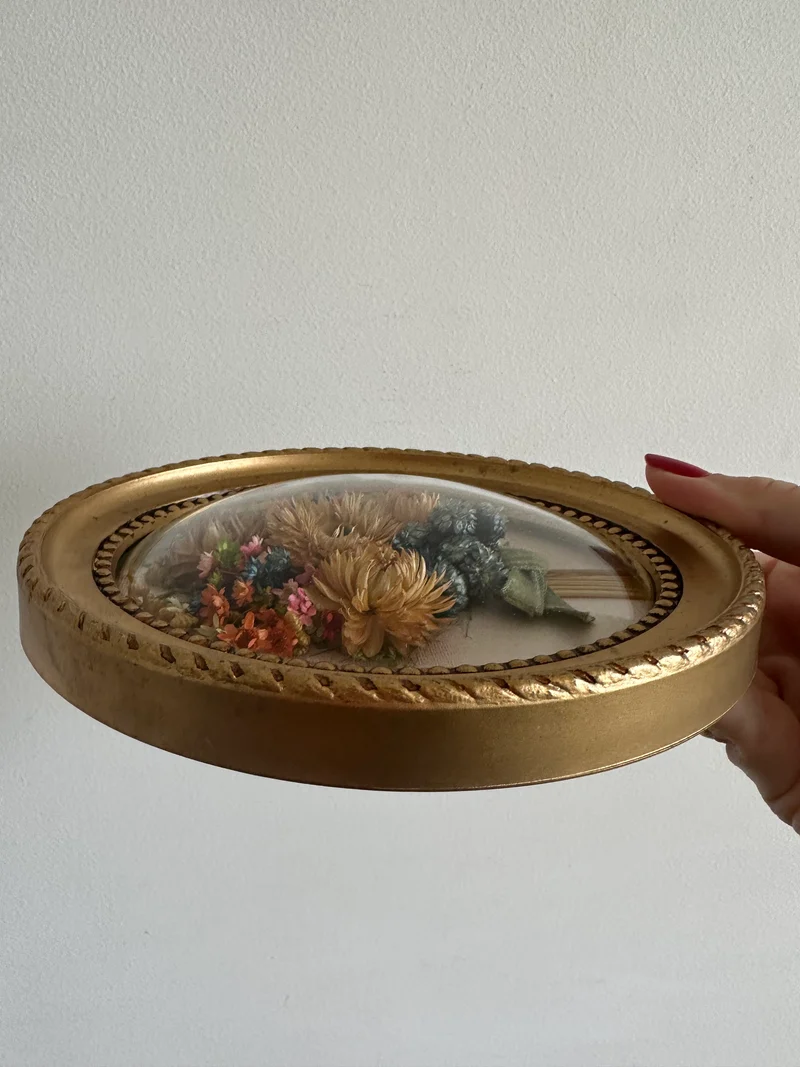 Bouquet de fleurs séchées encadré sous verre bombé