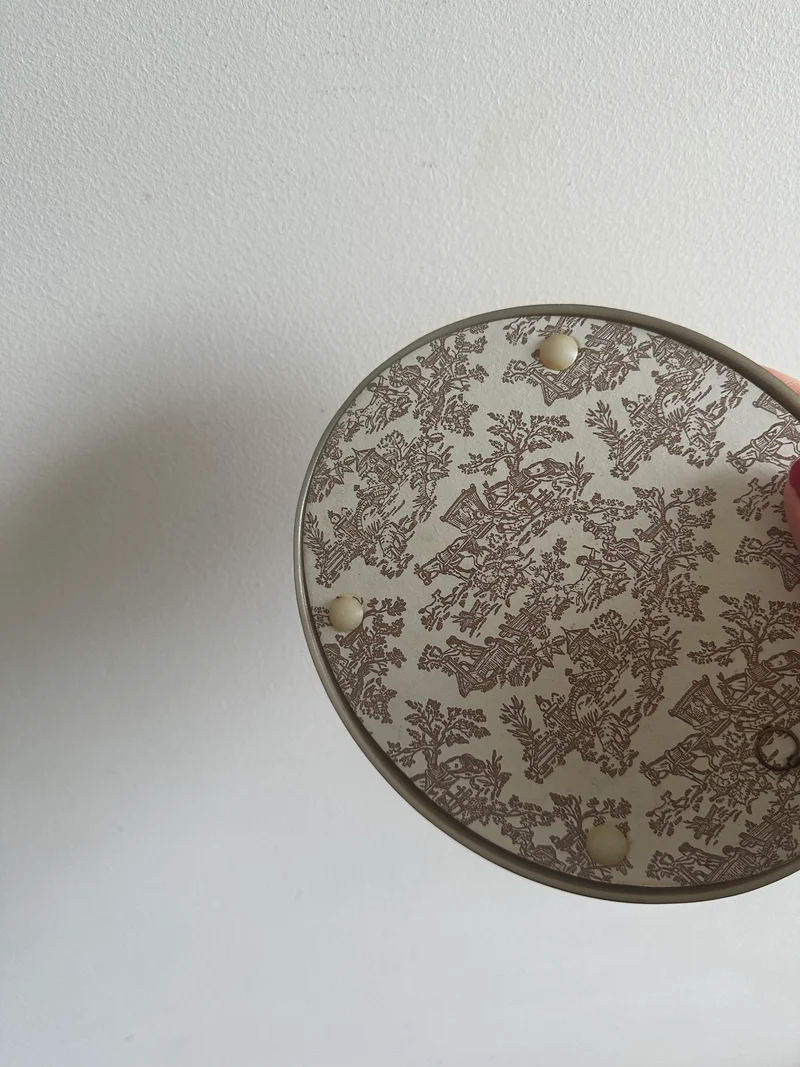 Bouquet de fleurs séchées encadré sous verre bombé