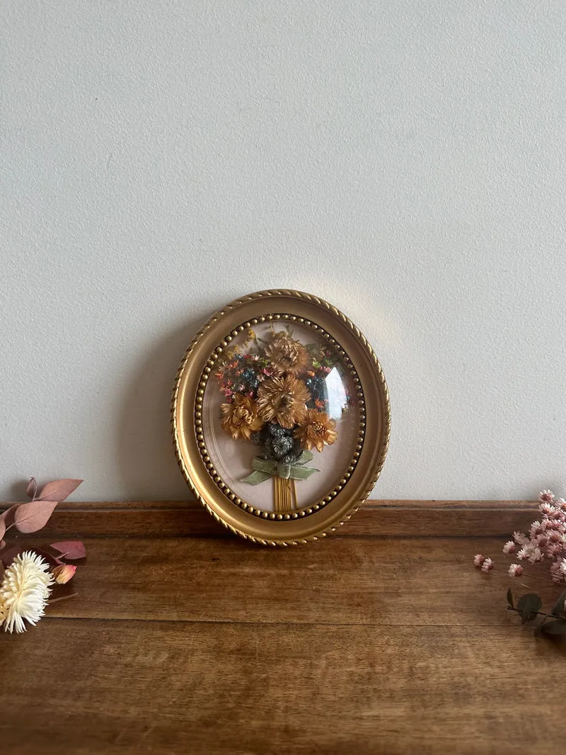 Bouquet de fleurs séchées encadré sous verre bombé