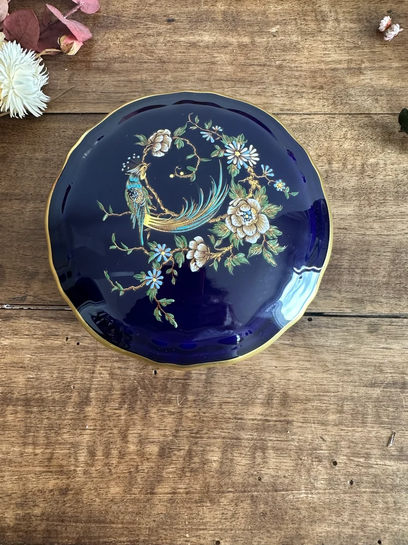 Bonbonnière en porcelaine de Limoges décorée à l'or fin