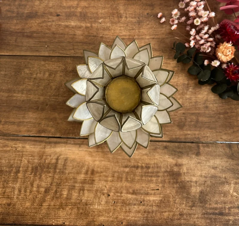 Bougeoir nénuphar en nacre et laiton