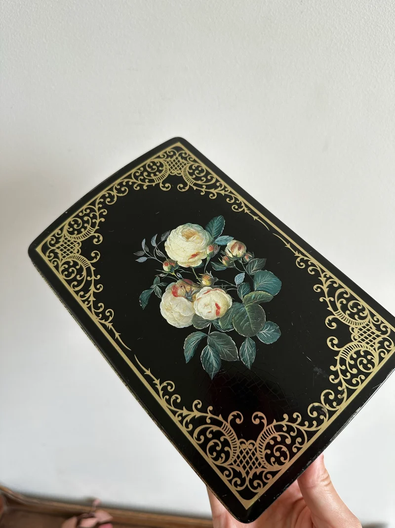 Boîtes en métal effet craquelé motifs fleurs.