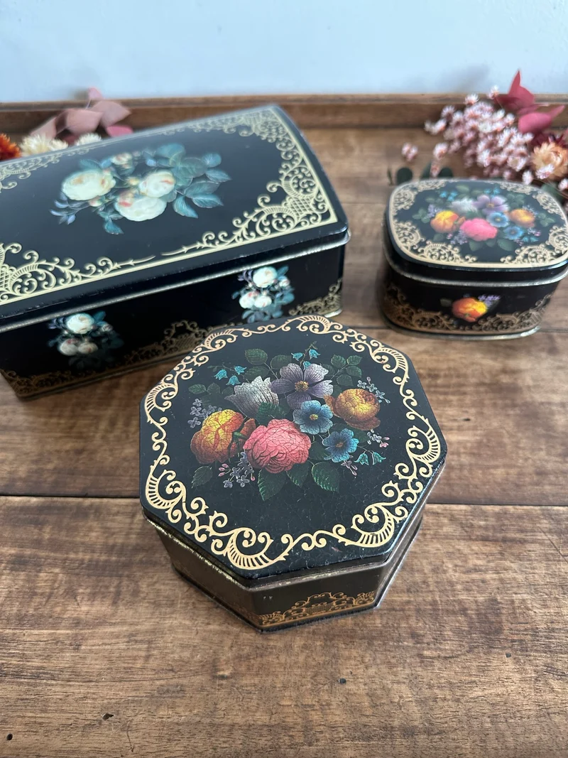 Boîtes en métal effet craquelé motifs fleurs.
