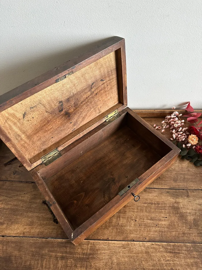 Boite en bois XIXème angles décorés de laiton