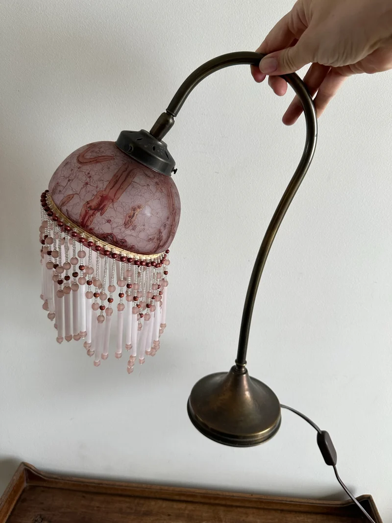 Lampe col de cygne globe opaline rose rideau de perles