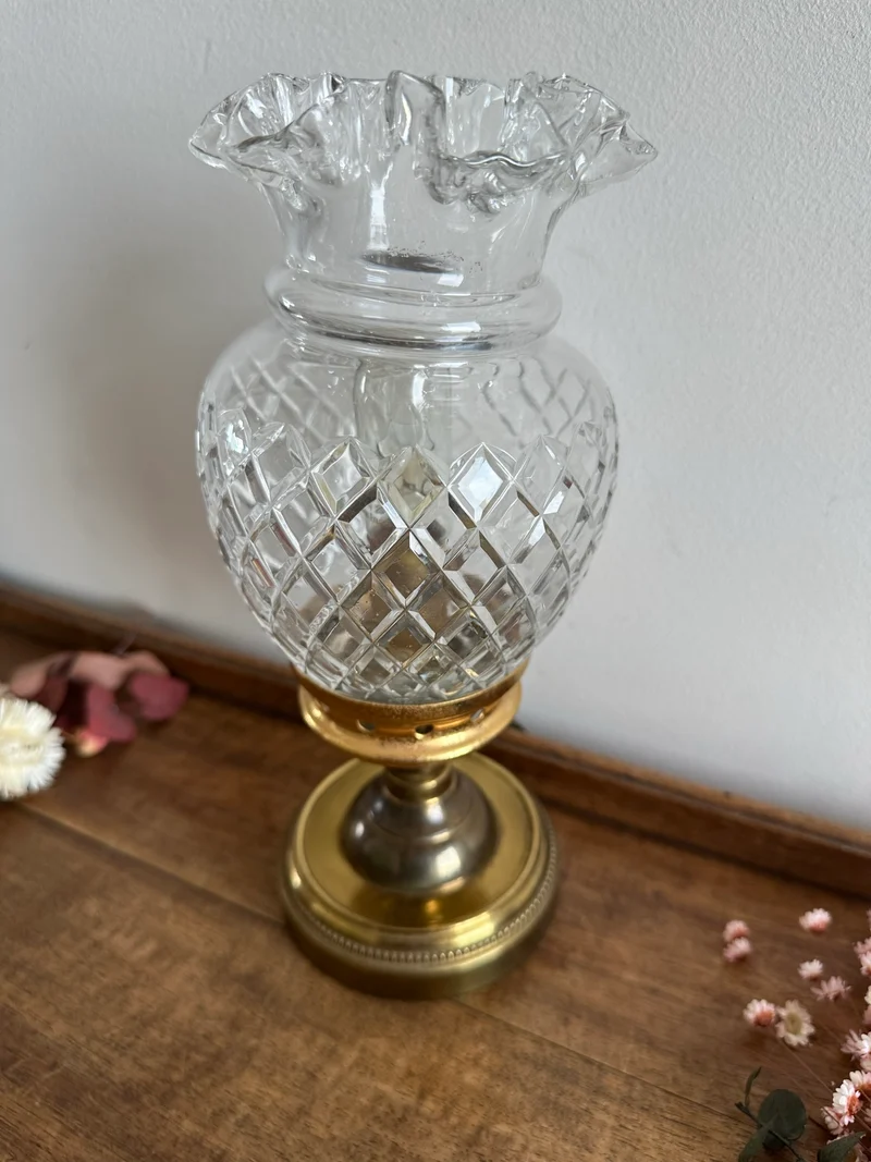 Lampe à poser socle en laiton doré globe tulipe en verre