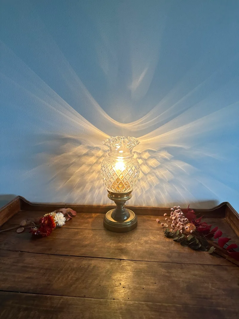 Lampe à poser socle en laiton doré globe tulipe en verre