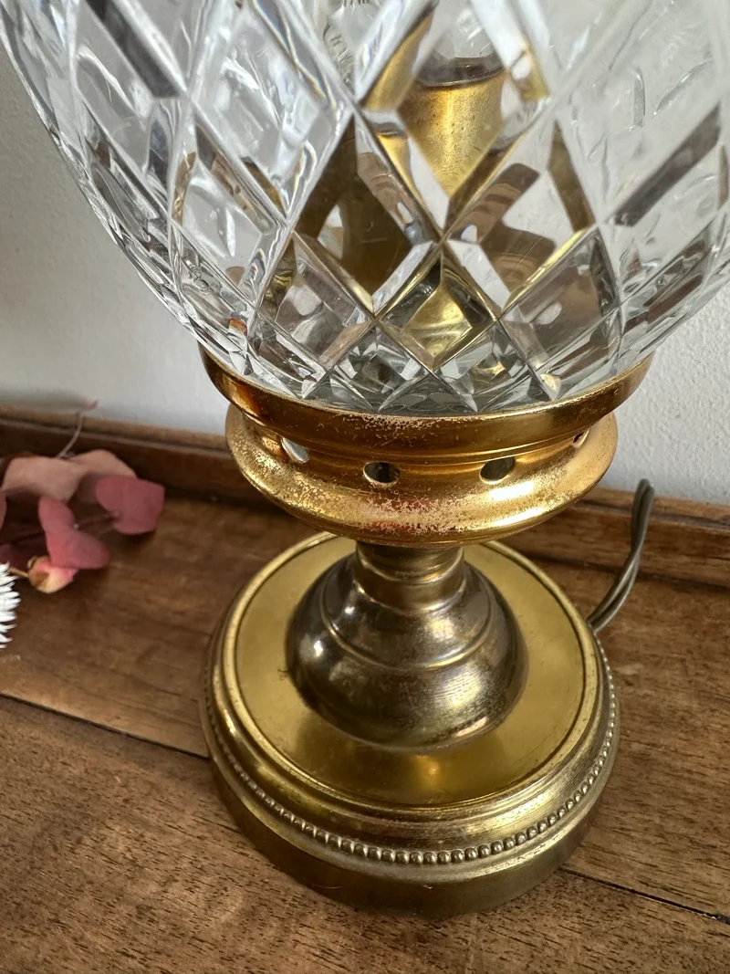 Lampe à poser socle en laiton doré globe tulipe en verre