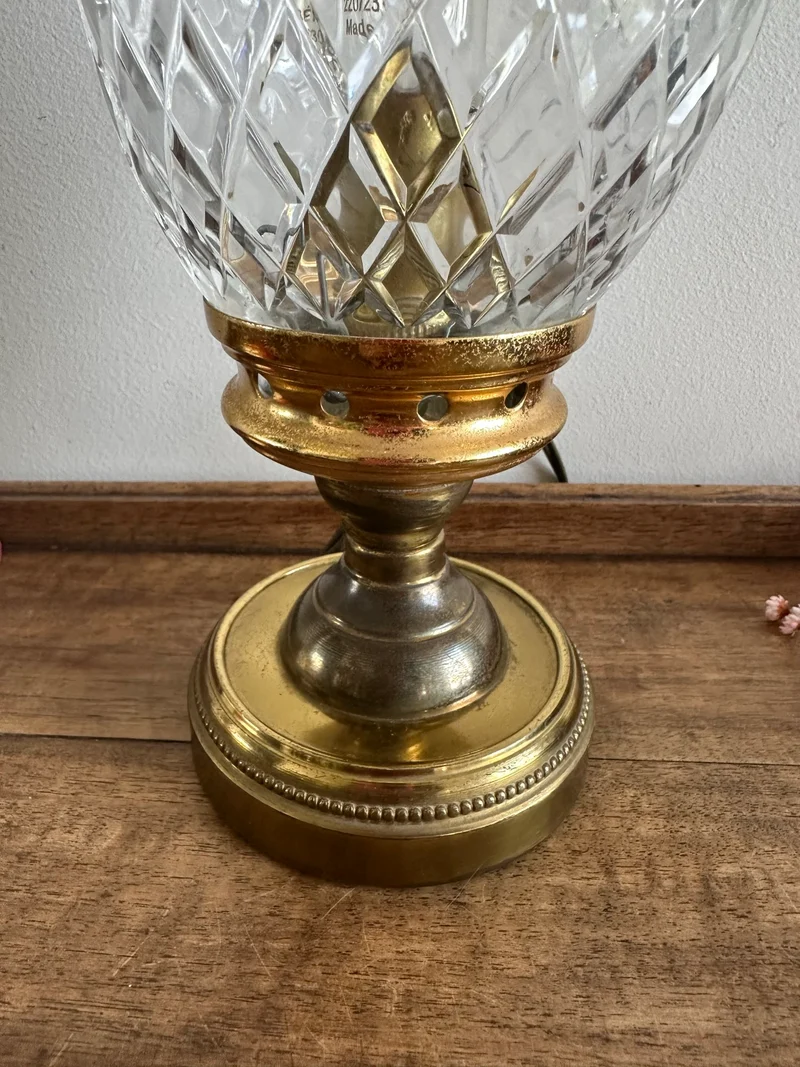 Lampe à poser socle en laiton doré globe tulipe en verre