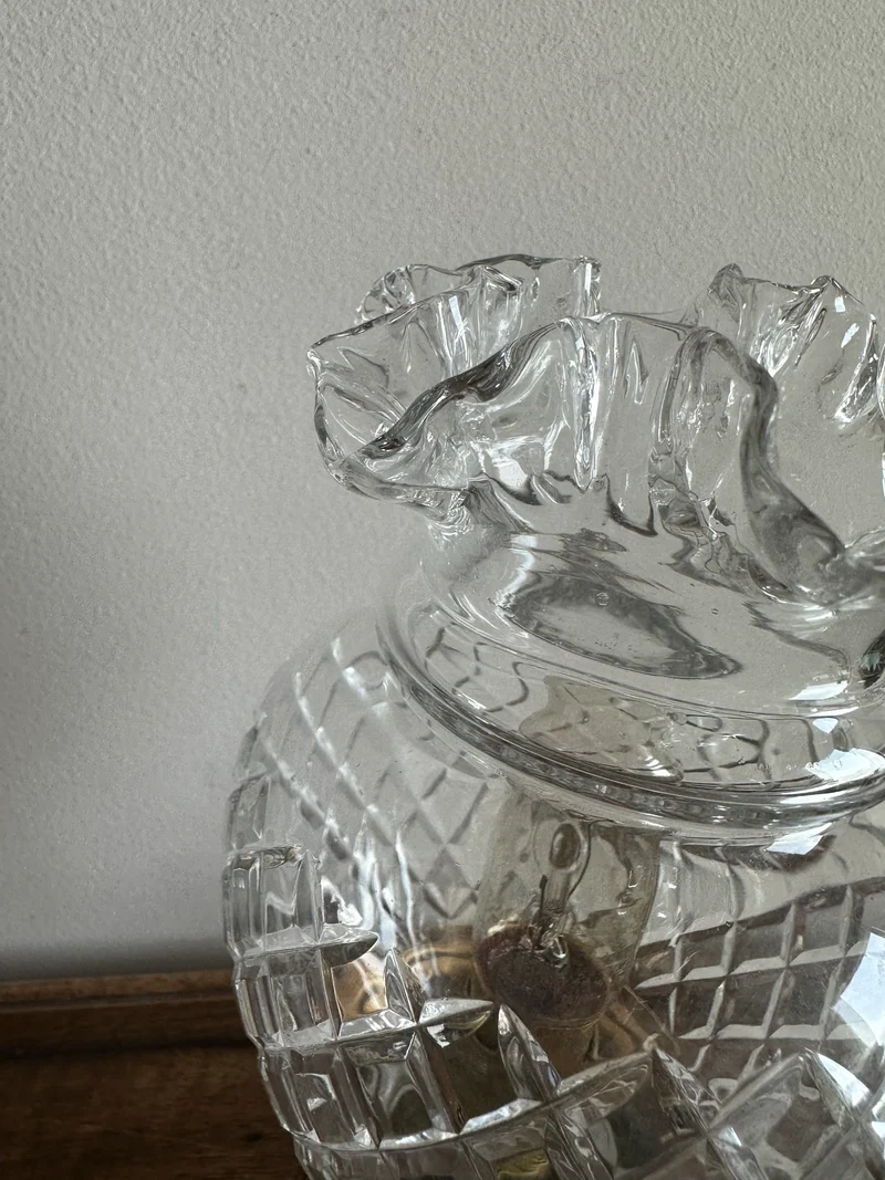 Lampe à poser socle en laiton doré globe tulipe en verre