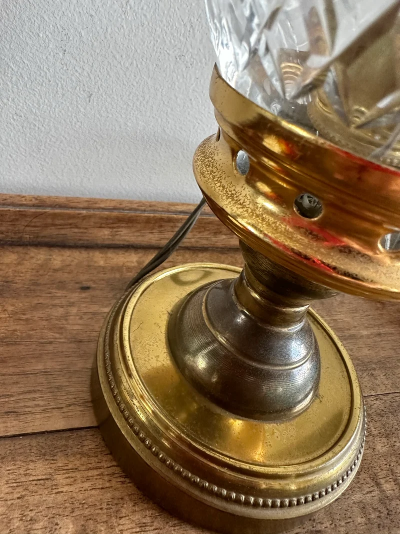Lampe à poser socle en laiton doré globe tulipe en verre