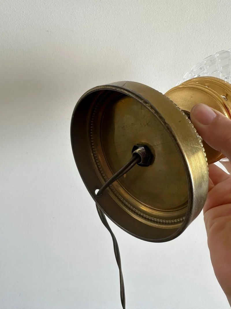 Lampe à poser socle en laiton doré globe tulipe en verre