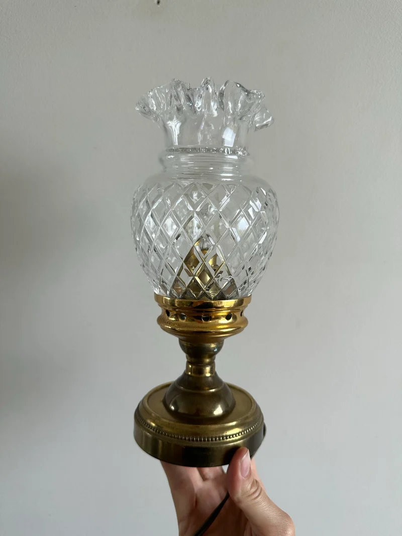 Lampe à poser socle en laiton doré globe tulipe en verre
