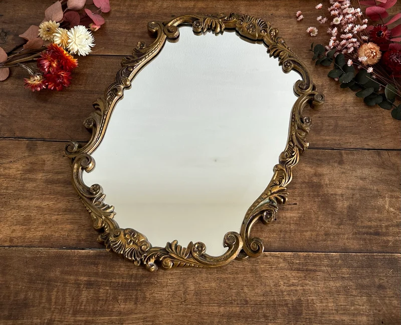 Miroir en bois et plastique doré moulures rocailles