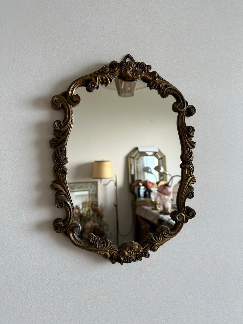 Miroir en bois et plastique doré moulures rocailles