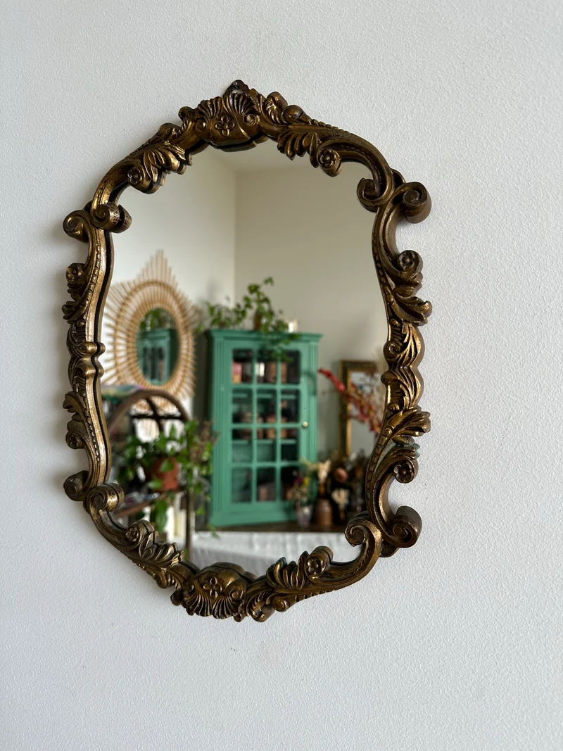 Miroir en bois et plastique doré moulures rocailles