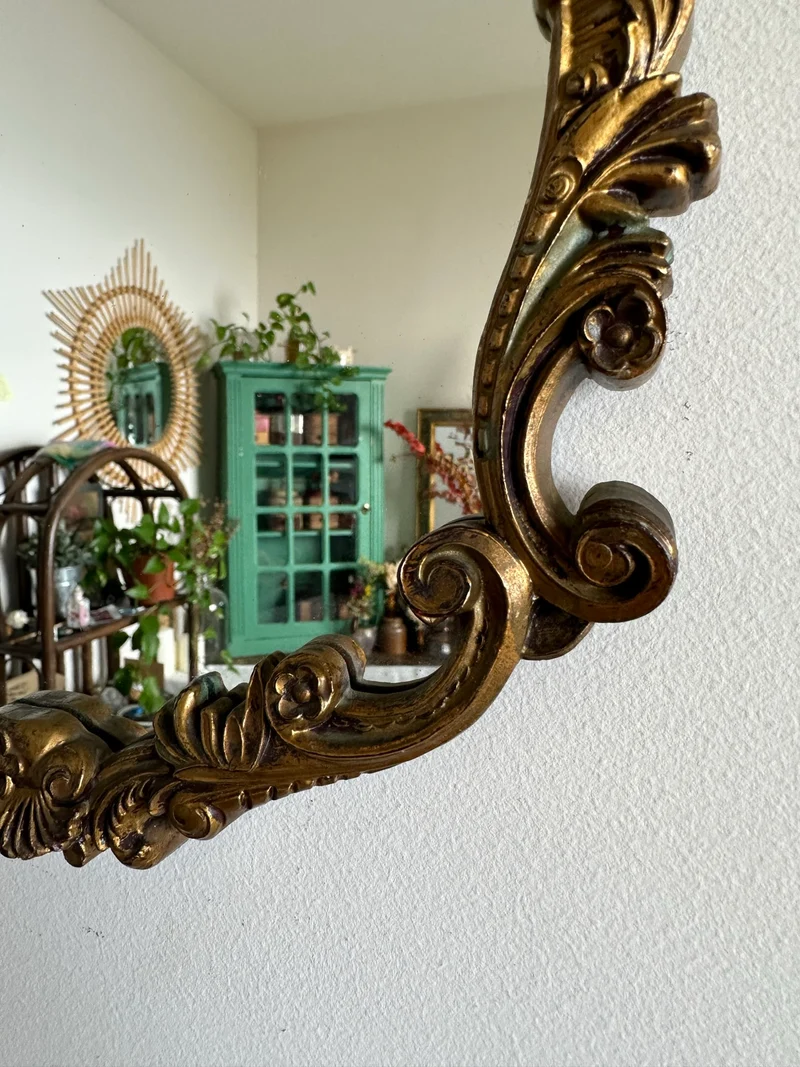 Miroir en bois et plastique doré moulures rocailles