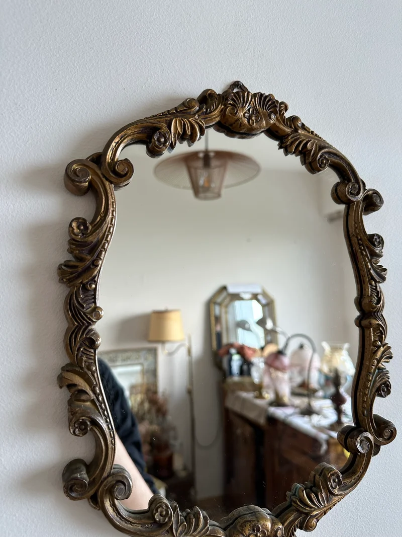 Miroir en bois et plastique doré moulures rocailles