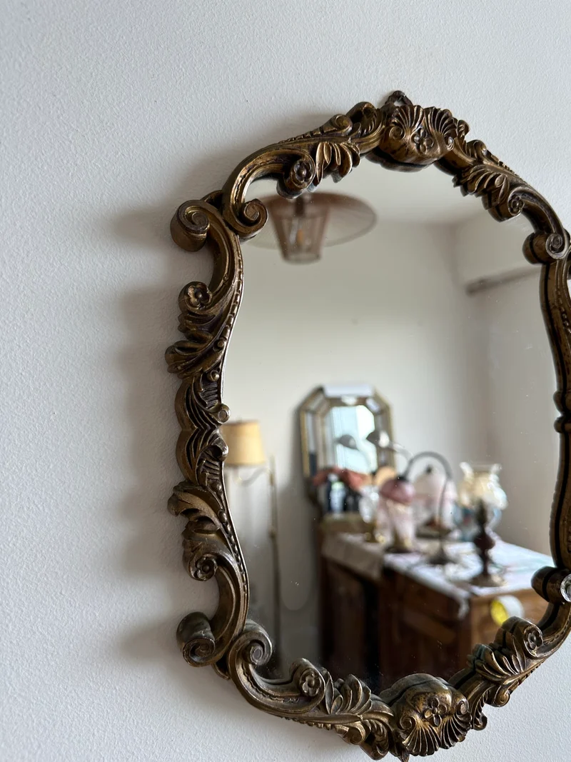 Miroir en bois et plastique doré moulures rocailles