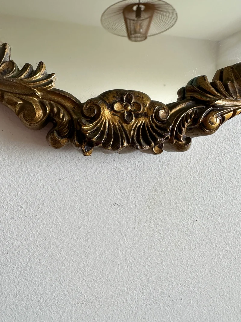 Miroir en bois et plastique doré moulures rocailles