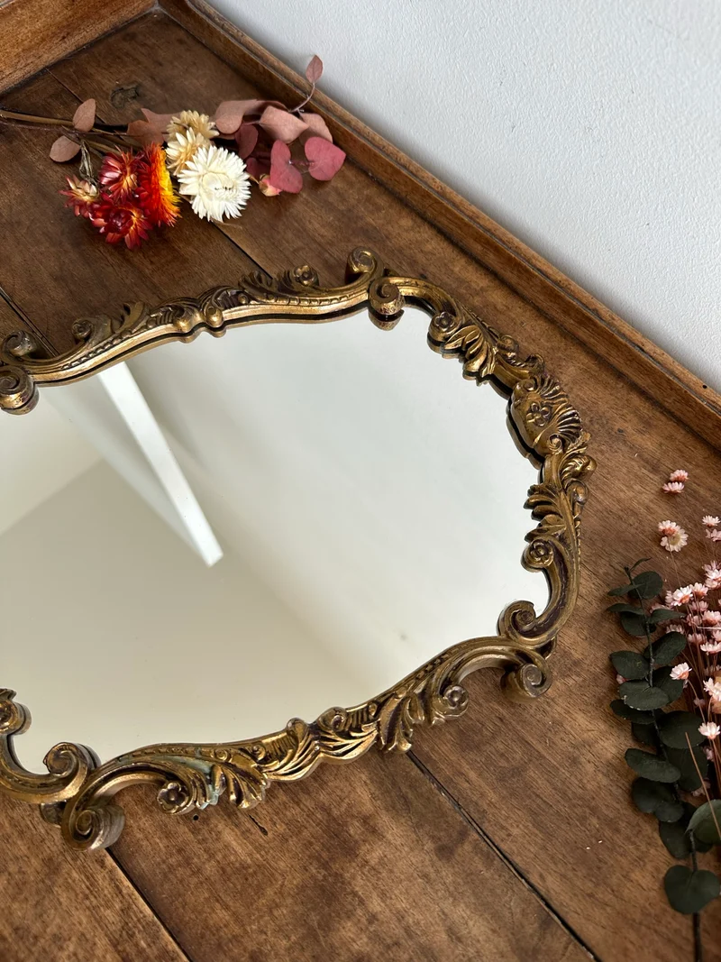 Miroir en bois et plastique doré moulures rocailles