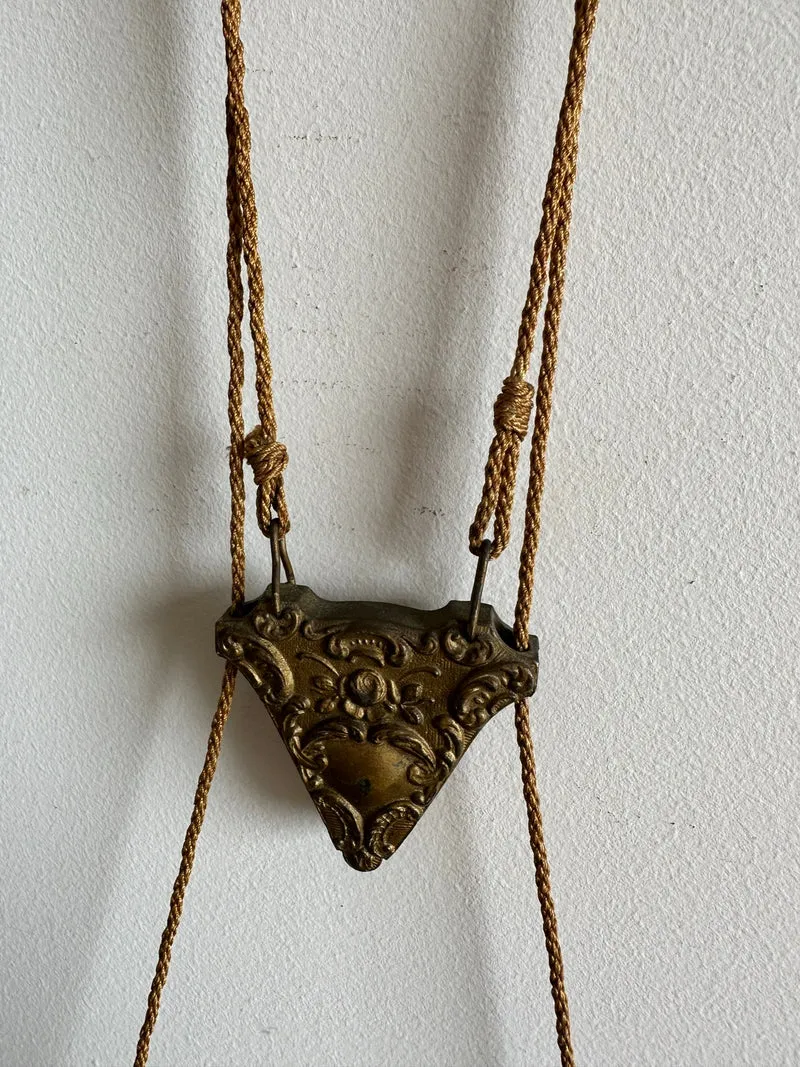 Miroir biseauté structure en métal mordoré suspension corde à levier