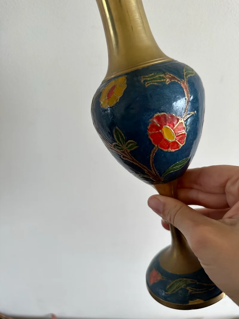 Vase en laiton émaillé bleu rose et vert