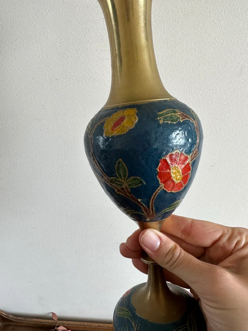 Vase en laiton émaillé bleu rose et vert