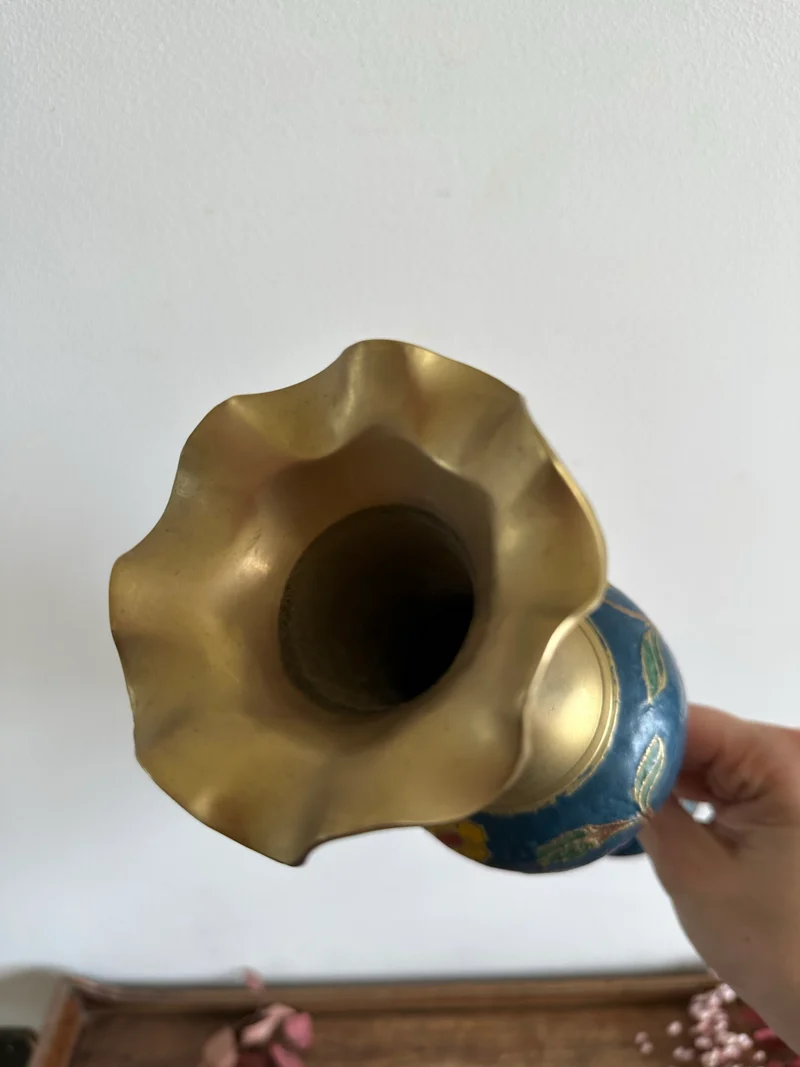 Vase en laiton émaillé bleu rose et vert