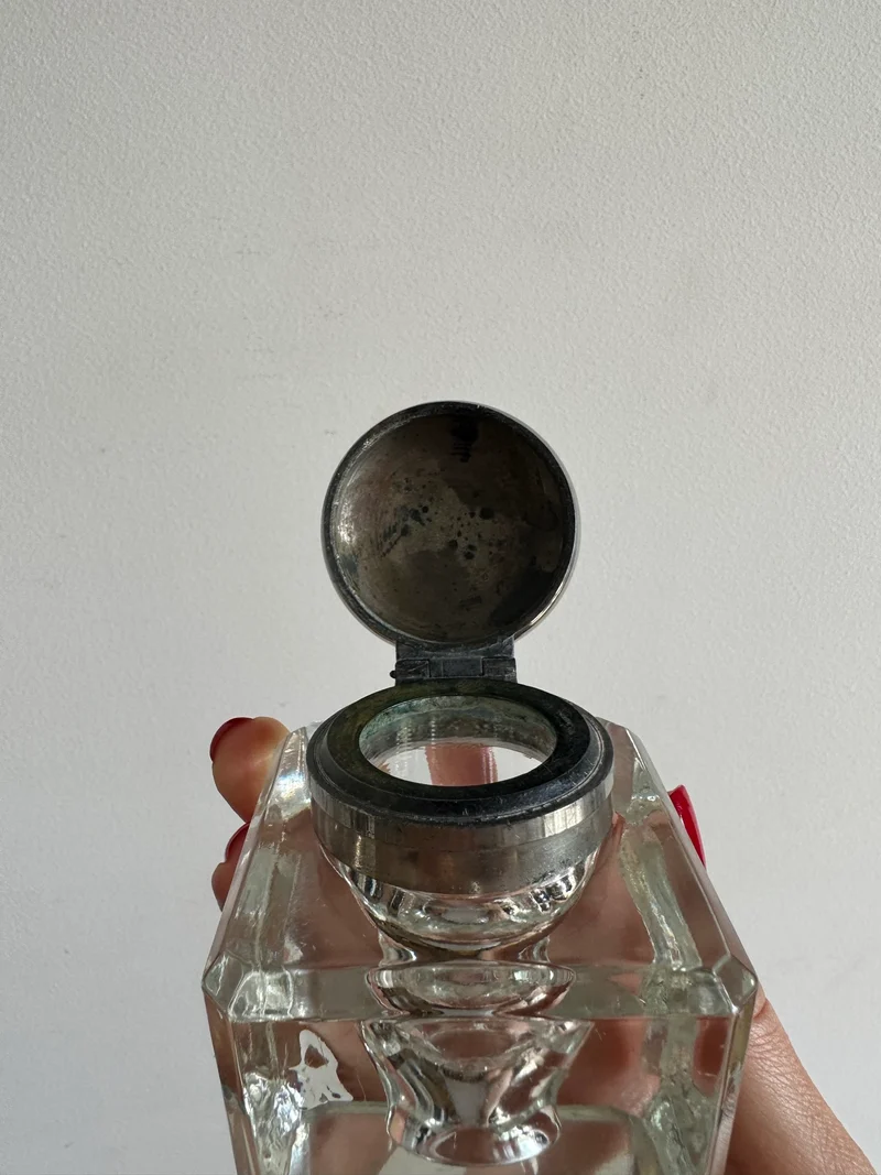 Encrier en verre épais base carrée bouchon en métal argenté